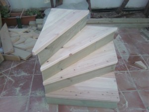 בניית מדרגות עץ